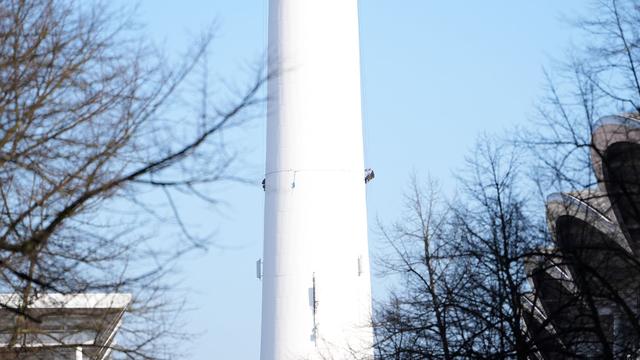 Buntes: Höhenkletterer baumeln am Hamburger Fernsehturm
