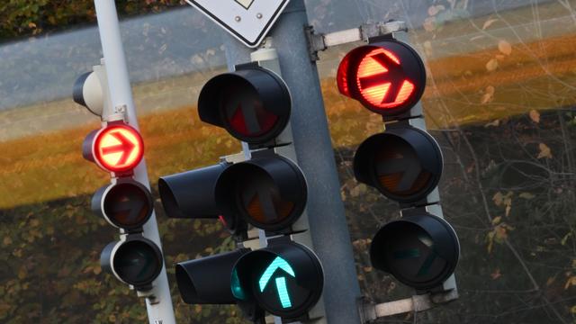 Verkehr: Kaputte Ampel führt zu Unfall - Autos brennen aus