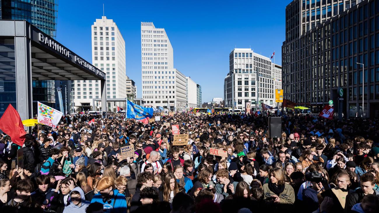 Protest gegen Wehrpflicht: Mehrere tausend Schüler demonstrieren gegen Wehrdienst