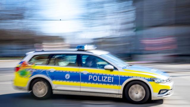 Unangemeldete Demo: Polizist von explodierender Rakete am Kopf getroffen