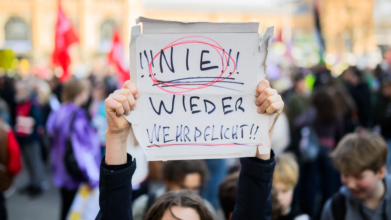 Debatte über Wehrdienst: Schüler im Nordwesten ziehen bei Demos gegen Wehrdienst mit