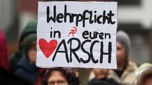 Gesellschaft: Schülerinnen und Schüler streiken erneut gegen Wehrpflicht