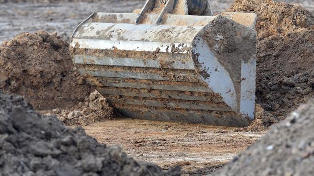 Arbeitsunfall: Bagger stößt Rentner in Baugrube - schwere Verletzungen