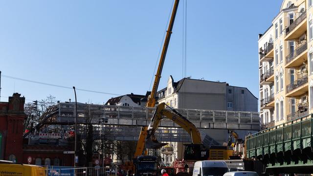 Schienenverkehr: Neue Bahnbrücke an Hamburger Sternschanze eingehoben