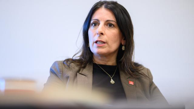 Auto: VW-Betriebsratschefin sieht Rüstung als Option