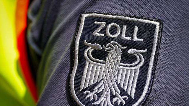Schmuggel: Zoll stoppt Schmuggel von Elefantenstoßzahn und Nashorn-Horn