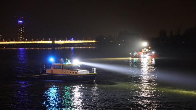 Bild: Verkehrsunfall in Köln: Auto bricht durch Geländer an Rheinufer und landet im Fluss