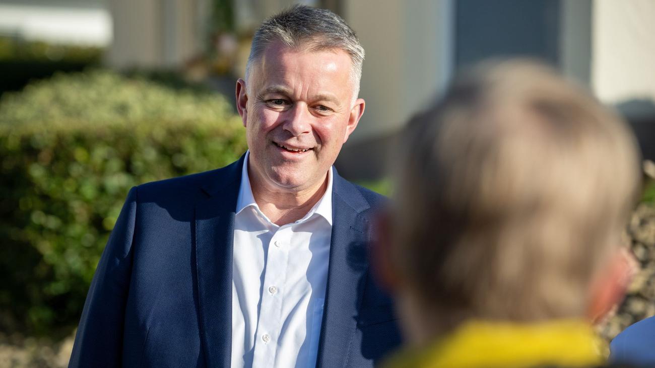 Haustürwahlkampf der CDU: Gummibärchen und neue Schuhe - Schnieder klingelt an Türen