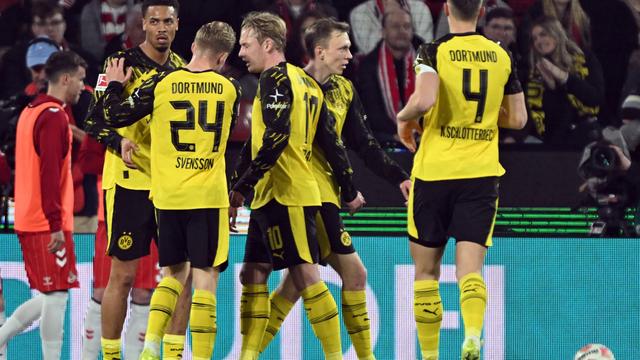 Bild: Fußball-Bundesliga: BVB siegt in Köln - FC-Ärger auf Schiedsrichter