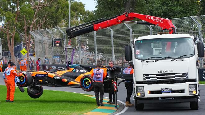 Fotografie: Das Auto des australischen McLaren-Piloten Oscar Piastri wird von der Strecke geholt.