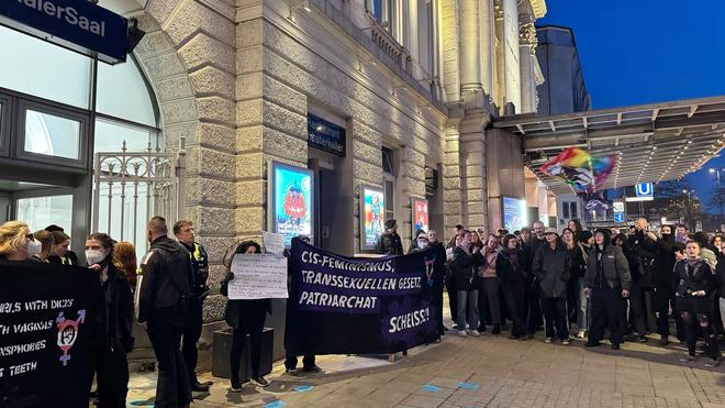  Die Lesung von Alice Schwarzer in Hamburg ist von lauten Protesten begleitet worden.
