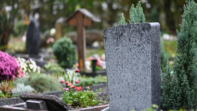 Metalldiebstahl: Metalldiebe stehlen Urnen - 150 Gräber geplündert