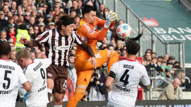 Fußball-Bundesliga: Nächster Punkt im Abstiegskampf: St. Pauli ärgert Frankfurt