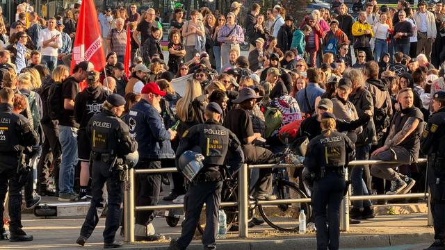 Demonstrationen: Polizei setzt Hunderte Demonstranten in Stuttgart fest