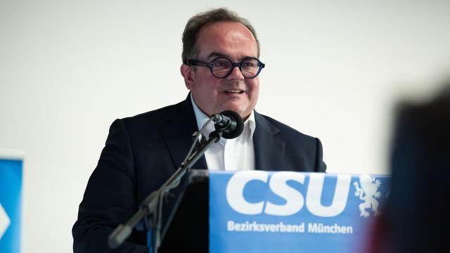 Trennung von Amt und Partei: Vorwurf: Half Staatskanzlei der CSU im Kommunalwahlkampf?