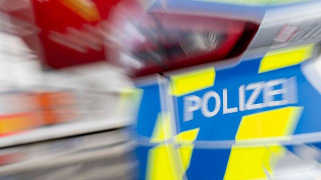 Unfall: Geplatzter Reifen - Sattelzug kippt um