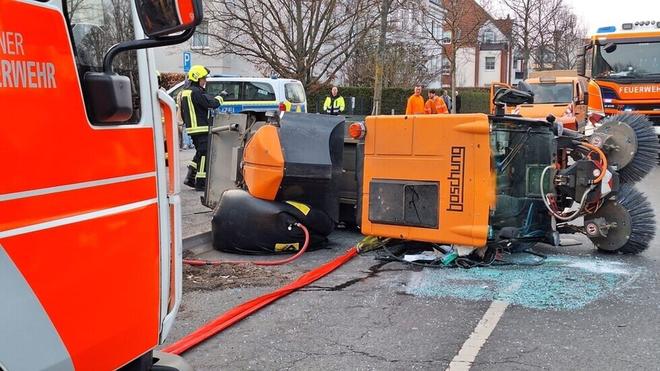  Die Feuerwehr hat in Lichtenrade eine umgekippte Kehrmaschine geborgen.