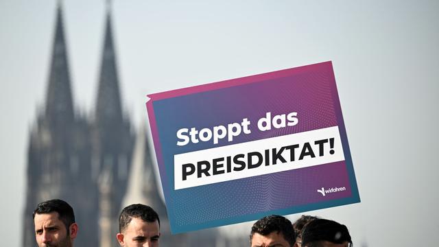 Autokorso durch Köln: Mietwagenfahrer demonstrieren gegen 