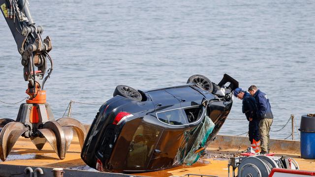 Bergung: Unfallauto aus dem Rhein geborgen