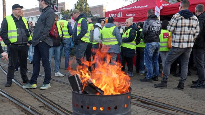  Die vierte Tarifrunde für die Beschäftigten im ÖPNV im Nordosten wurde von einem Warnstreik in Rostock begleitet.