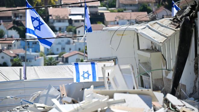  Israelische Fahnen an Ort eines iranischen Raketenangriffs in Beit Schemesch.