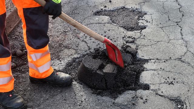 Nach frostigem Winter: Winter hinterlässt Spuren – Städte stopfen Frostschäden
