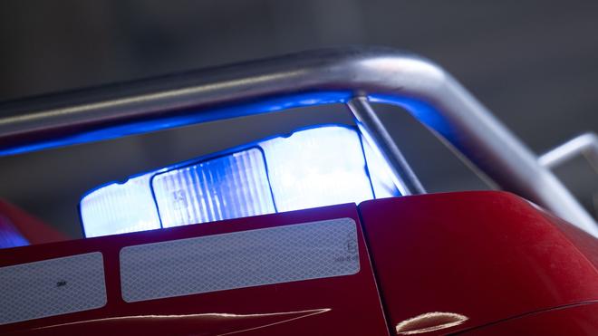 Fire brigade operation: An 85-year-old unconscious woman was rescued from an apartment during a fire in Teltow. (symbol image)