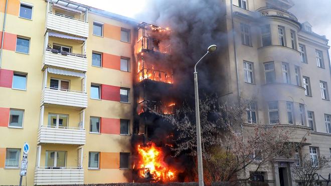 Brände: 13 betroffene Hausbewohner können wegen des Brandes nicht in ihre Wohnungen zurück.