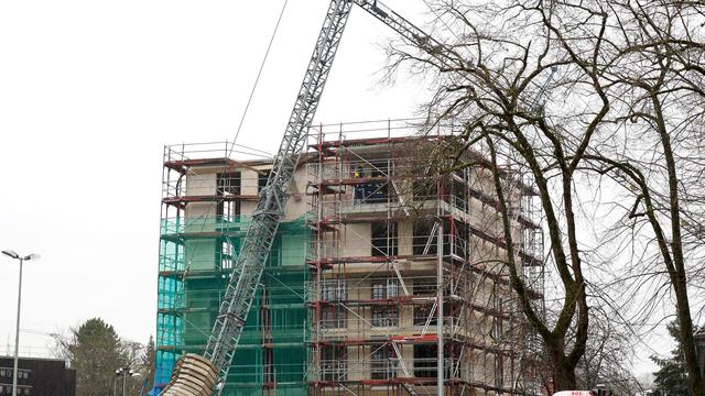 In Schieflage: Baukran umgekippt - Ladung schlägt in Haus ein