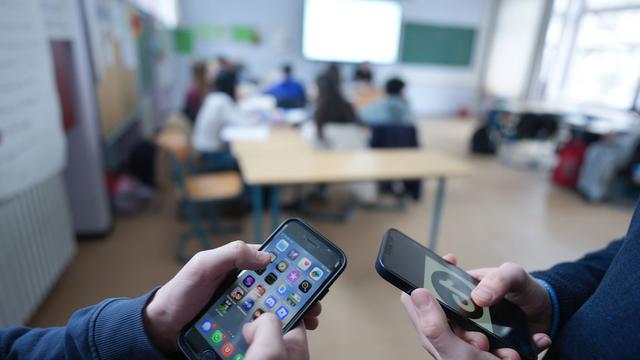 Bildung: Landkreistag fordert klare Regeln für Handys in der Schule