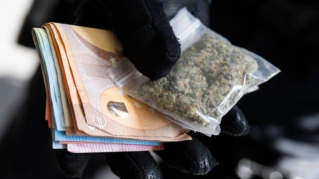 Polizeikontrollen: 28-Jähriger bietet Polizisten Drogen an