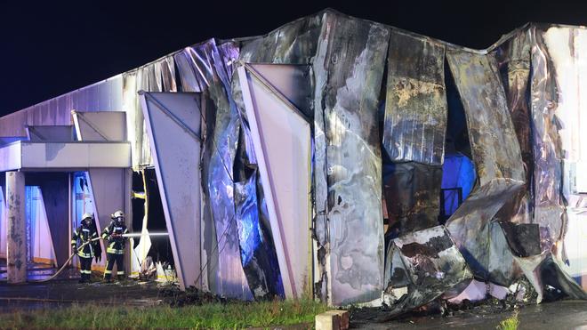 Großbrand: Nach Angaben der Polizei kam es durch den Brand in dem Gebetsraum, der in einem ehemaligen Supermarkt untergebracht ist, zu einer starken Rauchentwicklung. (Archivbild)