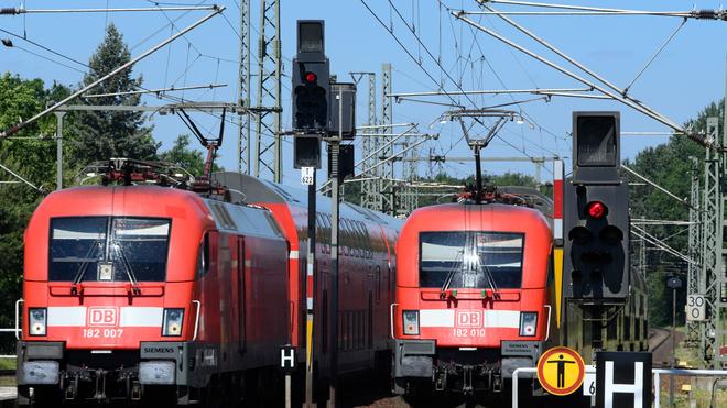 Verkehr: Die Strecke wurden wegen eines Böschungsbrands gesperrt.