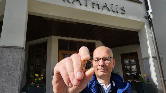 Glücklicher Fund: Ehering auf Raststätte verloren – ehrlicher Finder hilft