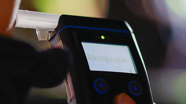 Einsatz in Herford: Mann fährt betrunken Auto und zeigt Fahrt im Livestream