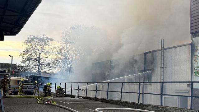 Brände: Feuerwehr bei Lagerhallenbrand im Großeinsatz