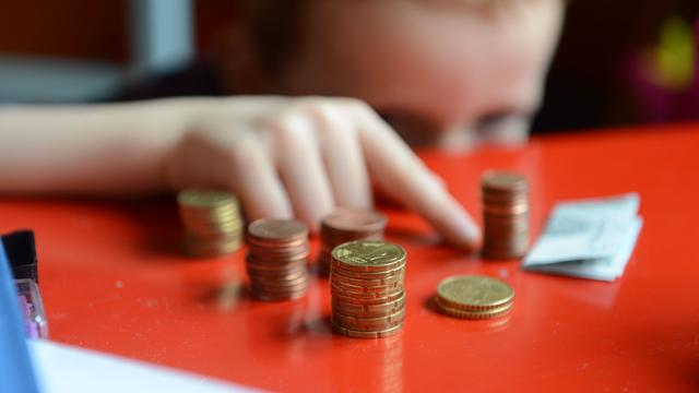 Umgang mit Geld lernen: Verbrauchertag: Behörde gibt Tipps zum Taschengeld