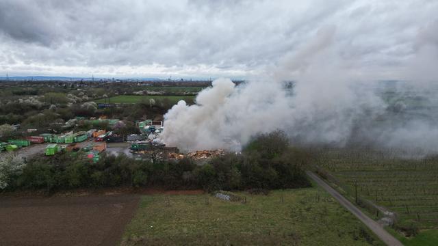Brände: Brennender Müllhaufen sorgt für Rauchsäule am Himmel