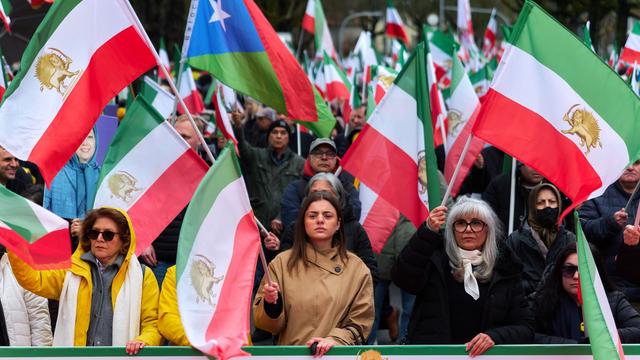Demonstrationen: Tausende bei Demos gegen AfD und Irans Führung