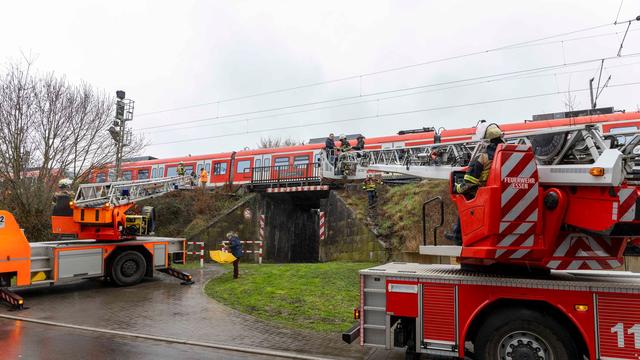 Spektakulärer Einsatz: Zug steckt fest - Feuerwehr holt Gäste mit Drehleiter heraus