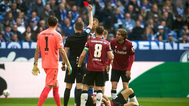 2. Fußball-Bundesliga: Dzeko-Rot und 2:0 verspielt: Schalke nur 2:2 gegen Hannover