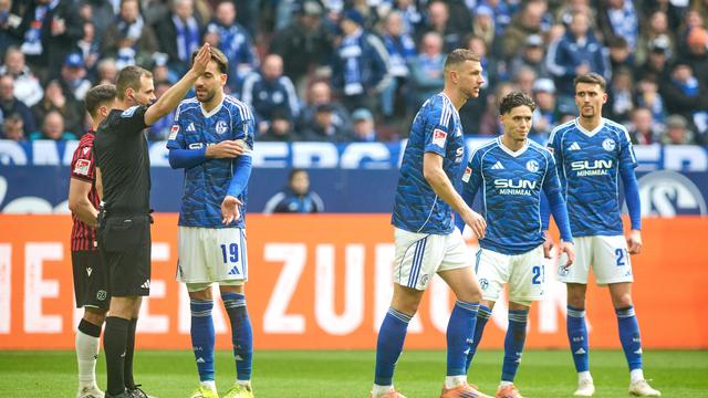 2. Fußball-Bundesliga: Dzeko-Rot und verspielte Führung: Schalke sorgt für Spannung