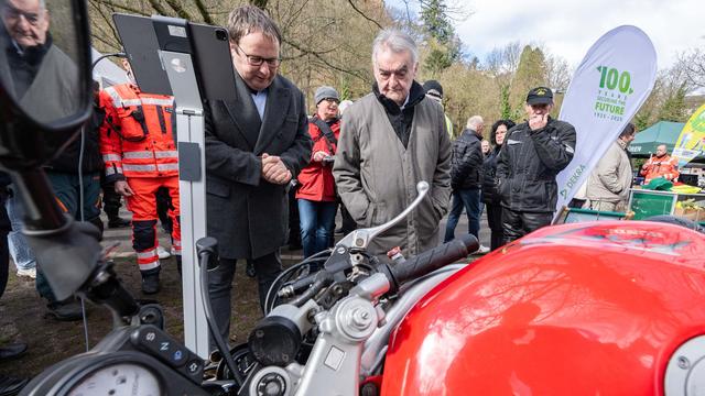 Hobby Motorradfahren: Freiheit oder Lärm-Attacke - Motorradsaison beginnt