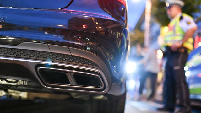 Autos stillgelegt: Polizei stoppt nächtliche Drift-Übungen bei Tuner-Treffs