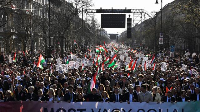 Bild: Anstehende Parlamentswahl: Riesige Demonstrationen läuten Wahlkampffinale in Ungarn ein