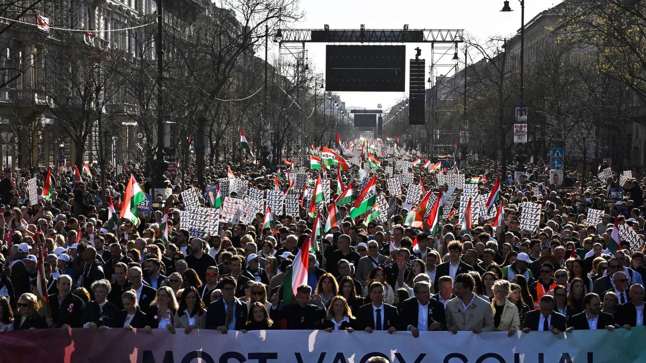 Elecciones parlamentarias próximas: Masivas manifestaciones marcan el cierre de la campaña en Hungría