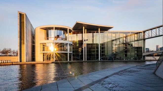 Photography: The rising sun is reflected in the Paul Löbe House of the German Bundestag.