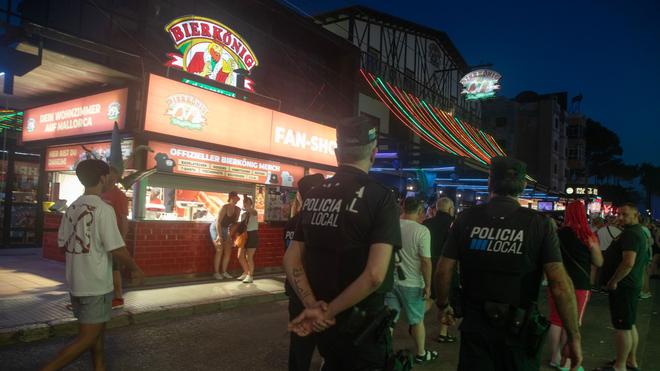  Ein deutscher Tourist ist auf Mallorca von zwei mutmaßlich ebenfalls deutschen Angreifern bei einem Raubüberfall mit einem Messer verletzt worden. (Archiv-Bild)