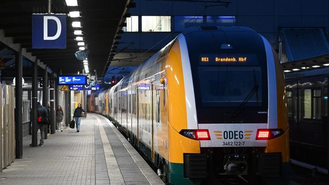 Brandenburg an der Havel: Frau wird von Regionalbahn erfasst und stirbt