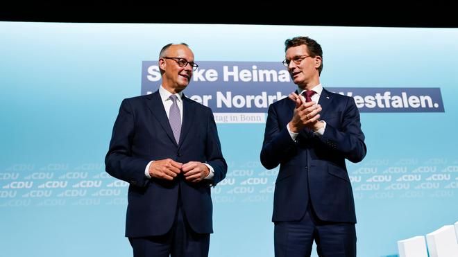 Glückwünsche aus Berlin: Bundeskanzler Friedrich Merz (li., CDU) steht bei einem Parteitag mit Hendrik Wüst (CDU) auf der Bühne (Archivfoto)